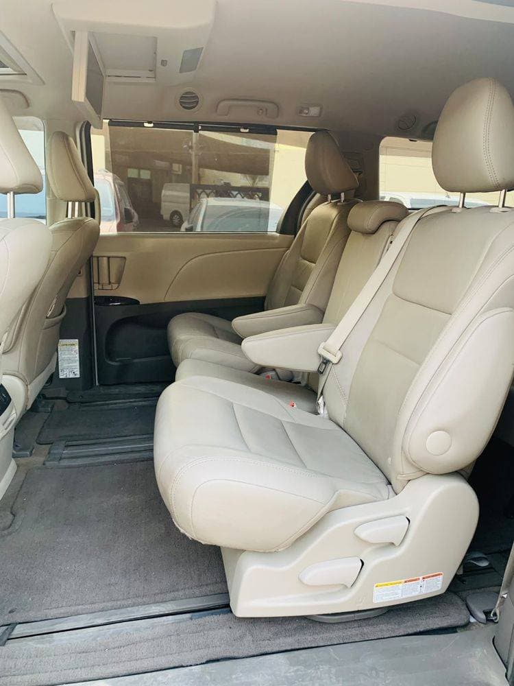 2017 Toyota Sienna thumbnail 5