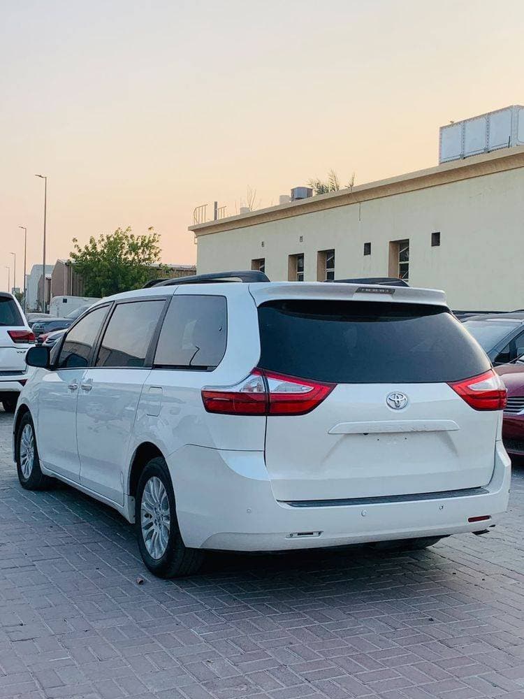 2017 Toyota Sienna thumbnail 4
