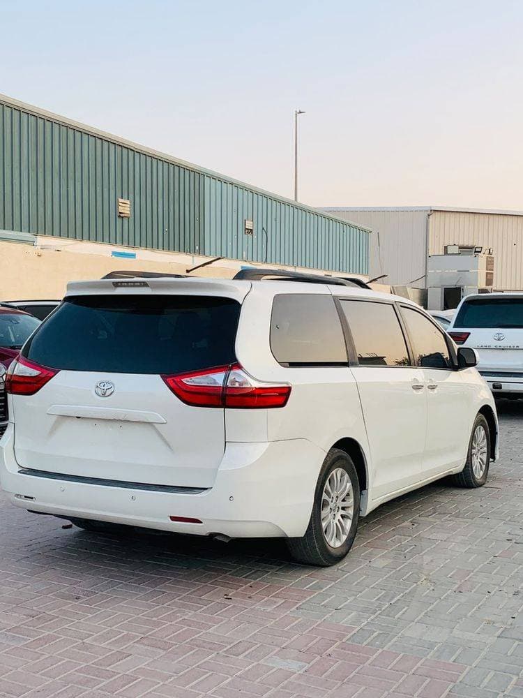 2017 Toyota Sienna thumbnail 3