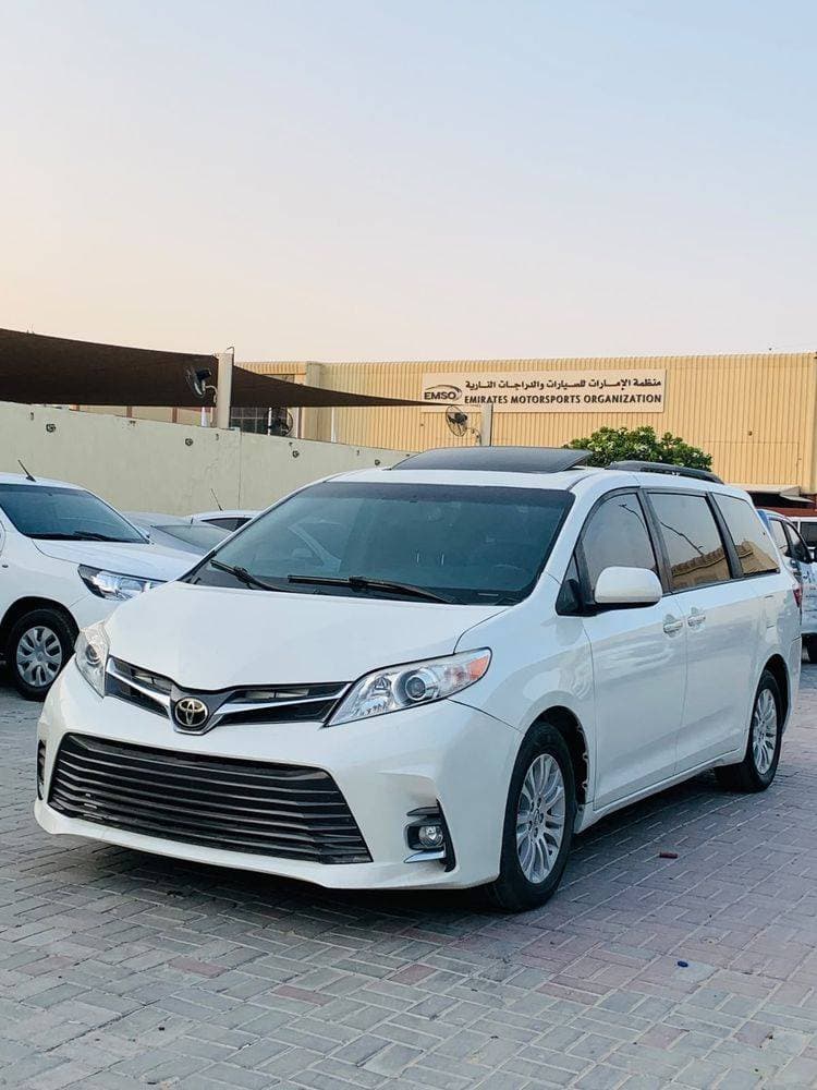 2017 Toyota Sienna thumbnail 2