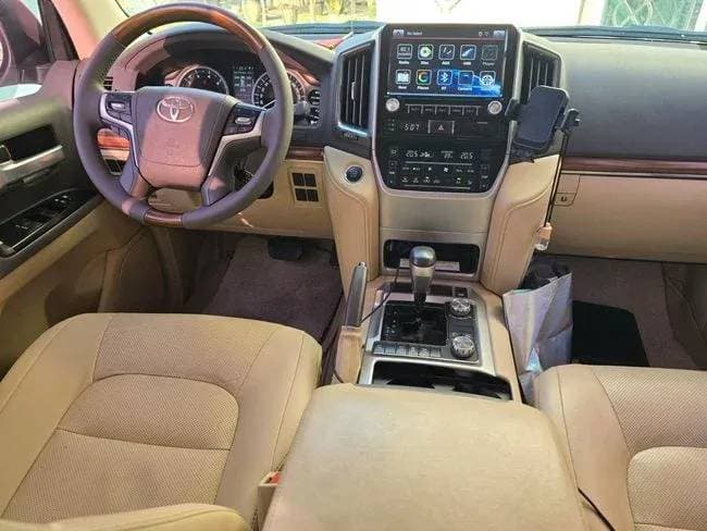 2017 Toyota Land Cruiser thumbnail 3
