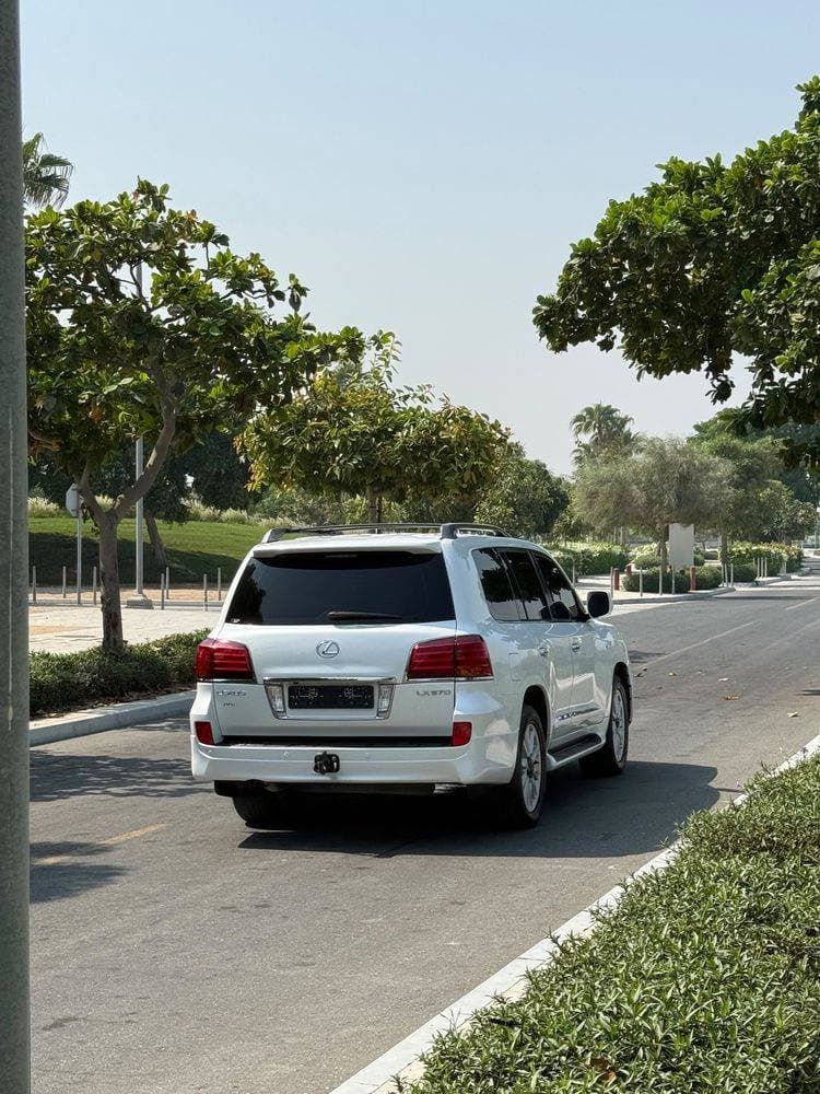2011 Lexus LX 570 thumbnail 3