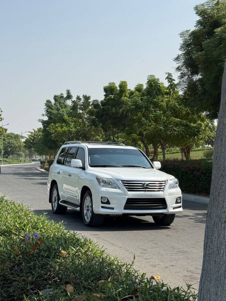 2011 Lexus LX 570 thumbnail 2