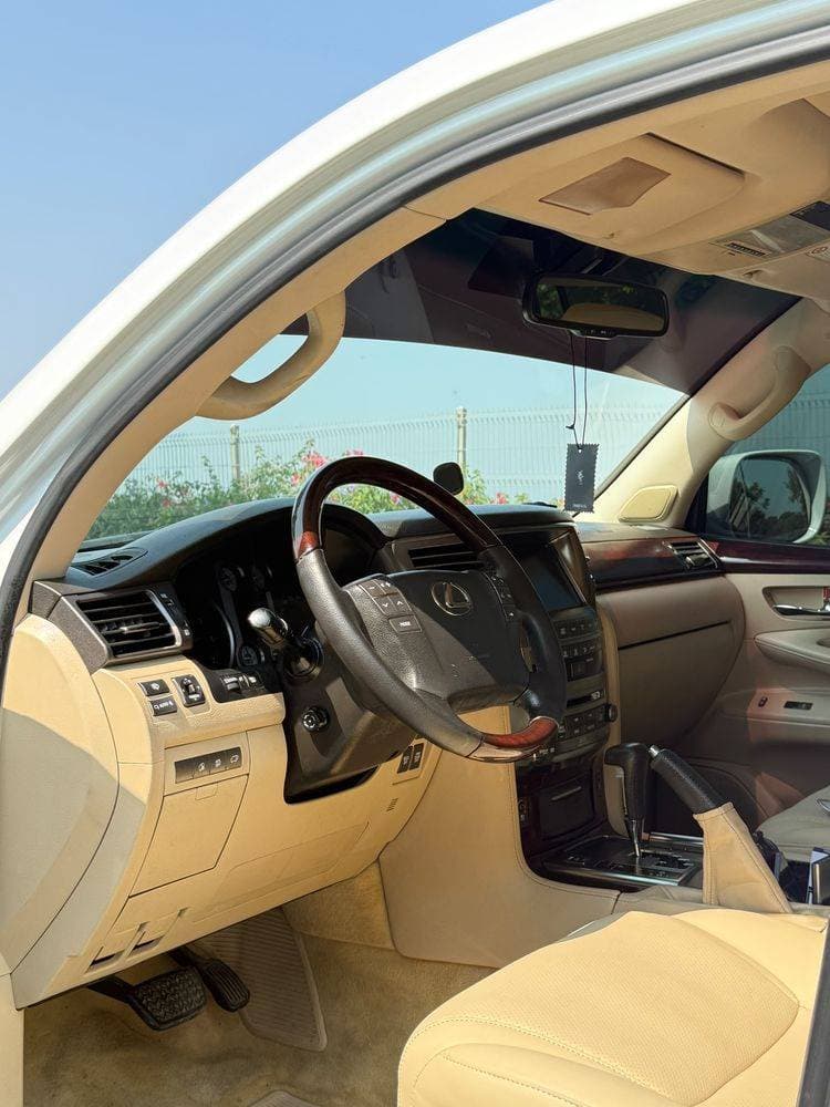 2011 Lexus LX 570 thumbnail 4