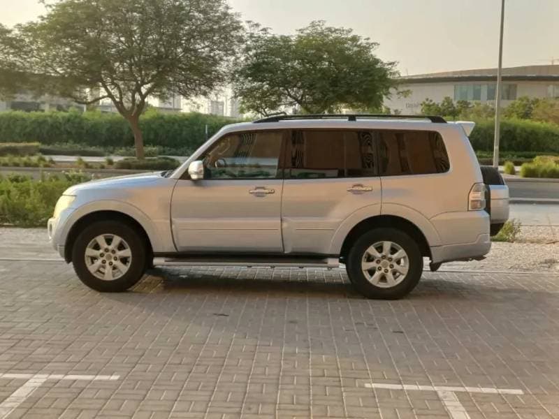 2013 Mitsubishi Pajero thumbnail 3