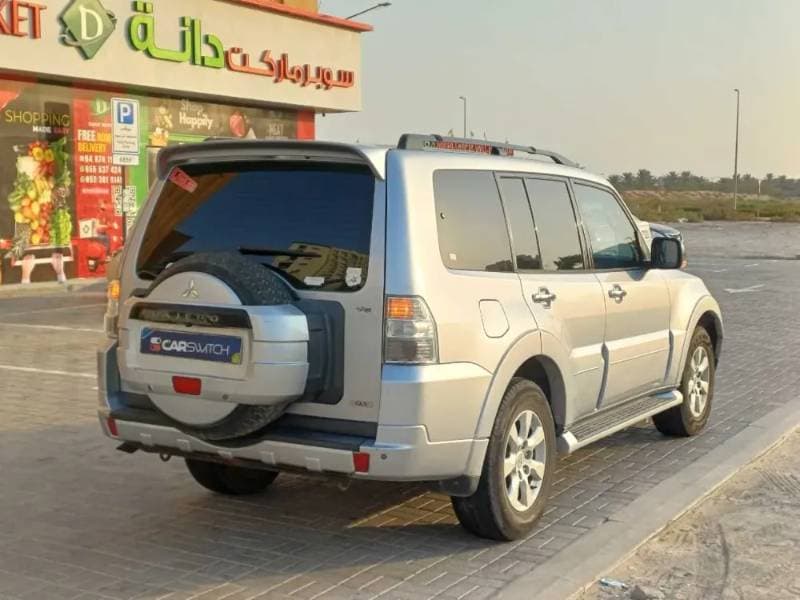 2013 Mitsubishi Pajero thumbnail 4