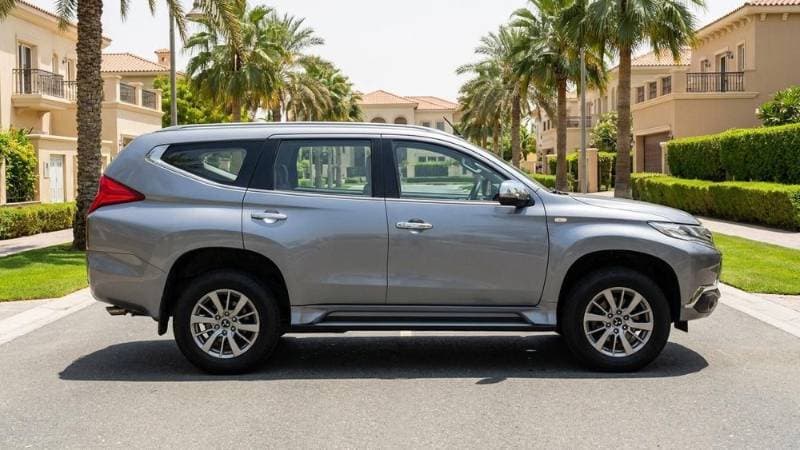 2019 Mitsubishi Montero Sport thumbnail 2