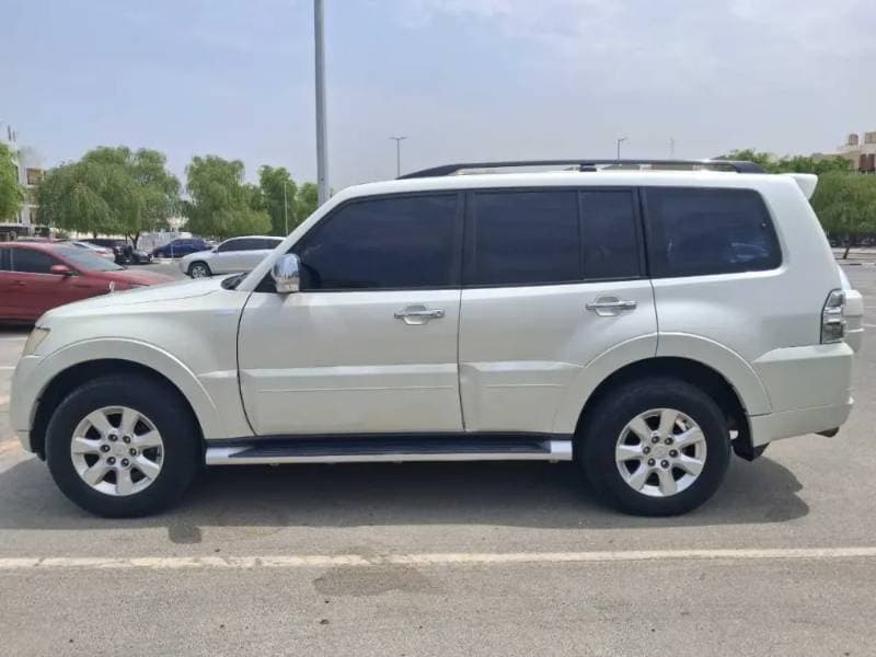 2014 Mitsubishi Pajero thumbnail 4