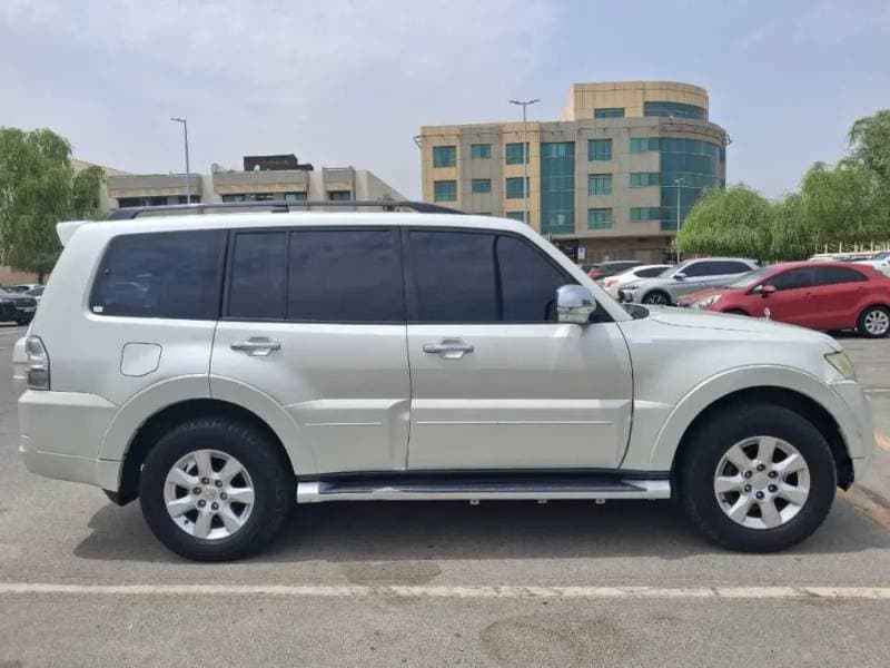 2014 Mitsubishi Pajero thumbnail 8