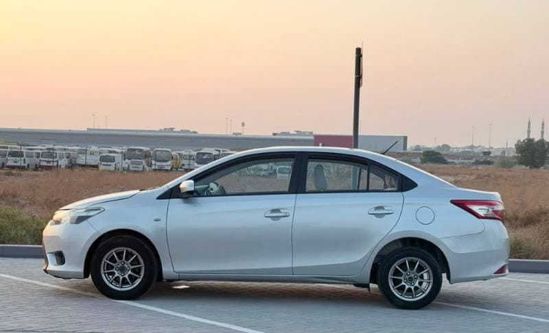 2016 Toyota Yaris Sedan thumbnail 4