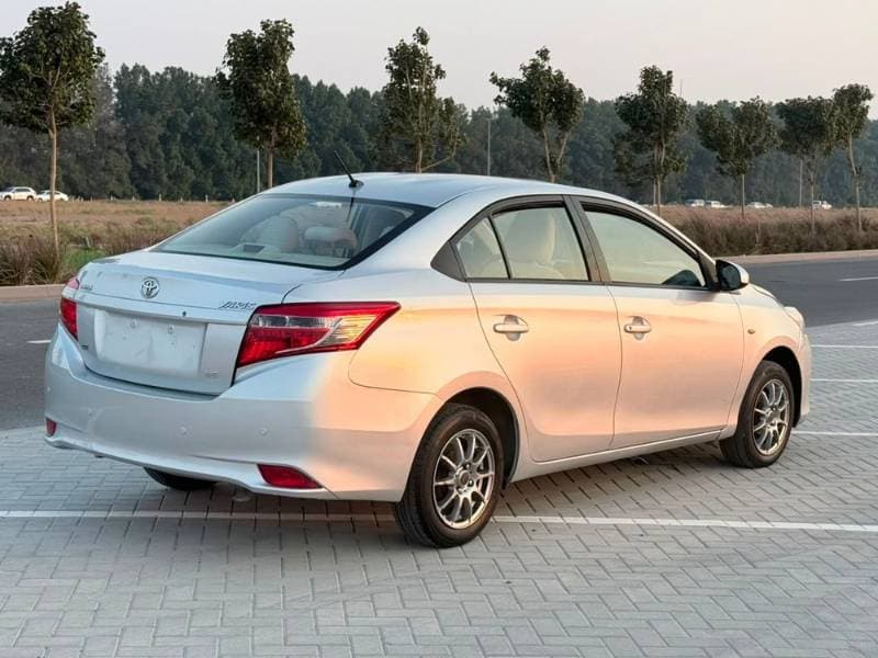 2016 Toyota Yaris Sedan thumbnail 5