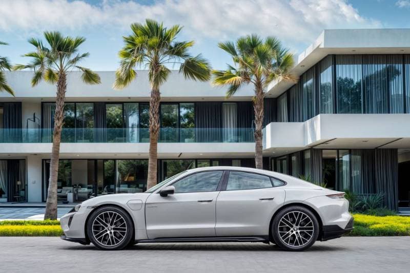 2024 Porsche Taycan thumbnail 4