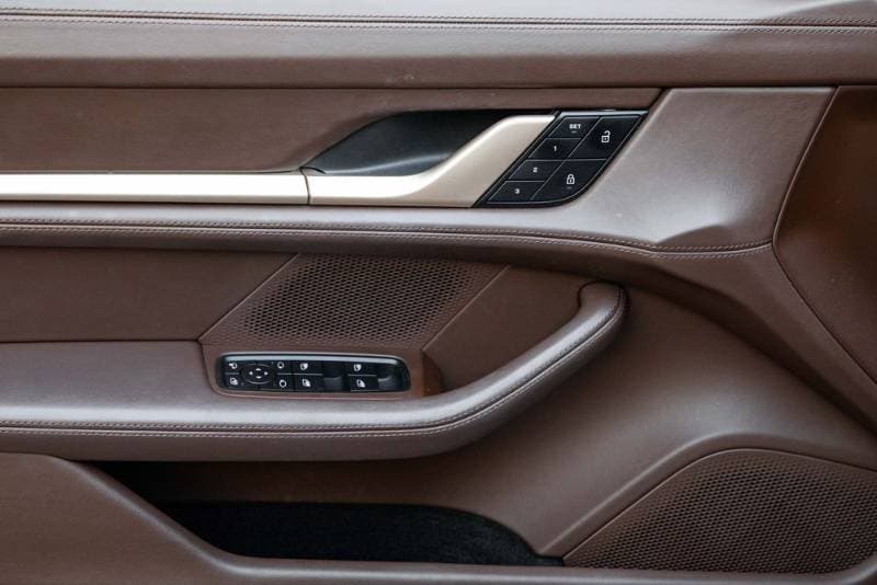 2024 Porsche Taycan thumbnail 3