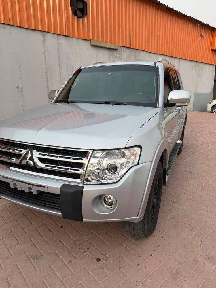 2010 Mitsubishi Pajero thumbnail 5