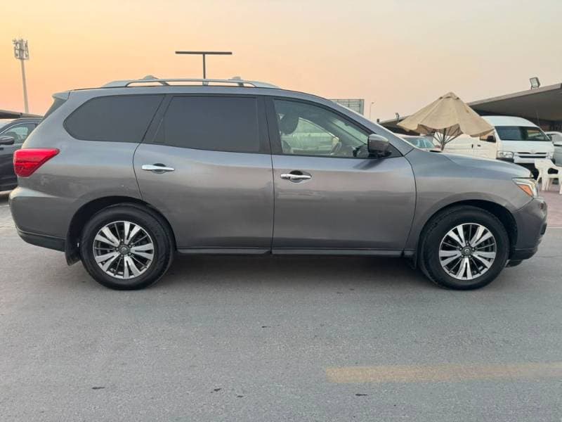 2017 Nissan Pathfinder thumbnail 6