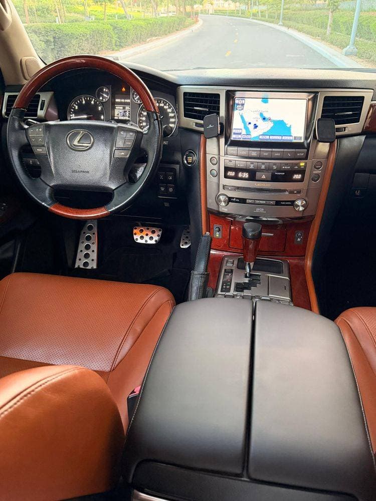 2015 Lexus LX 570 thumbnail 4