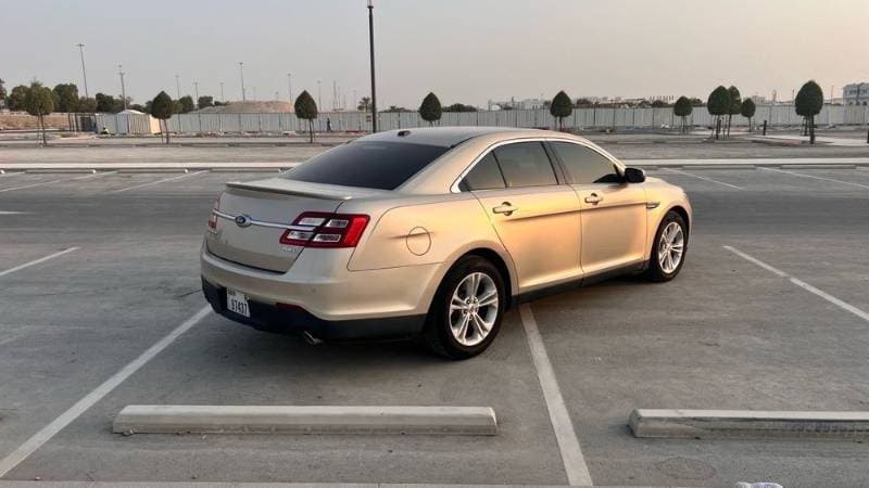 2017 Ford Taurus thumbnail 4
