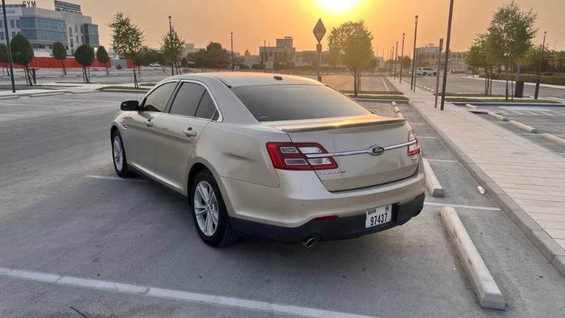 2017 Ford Taurus thumbnail 3