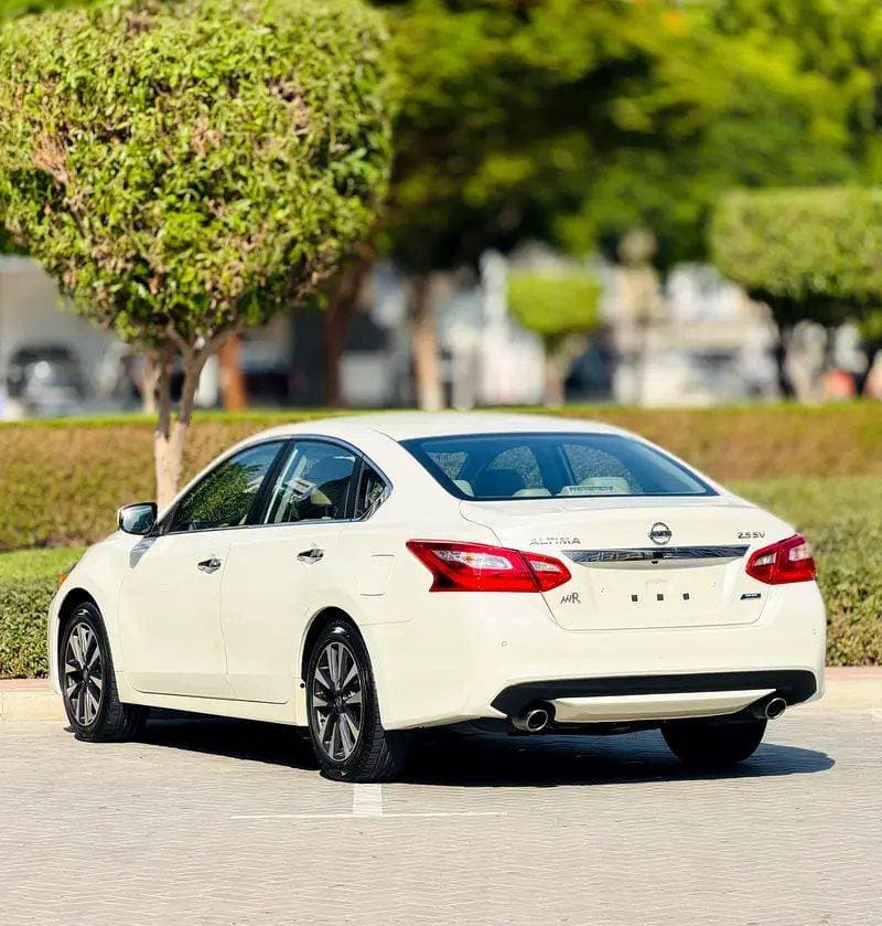 2017 Nissan Altima thumbnail 2