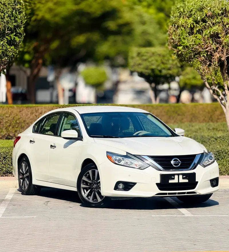 2017 Nissan Altima thumbnail 3