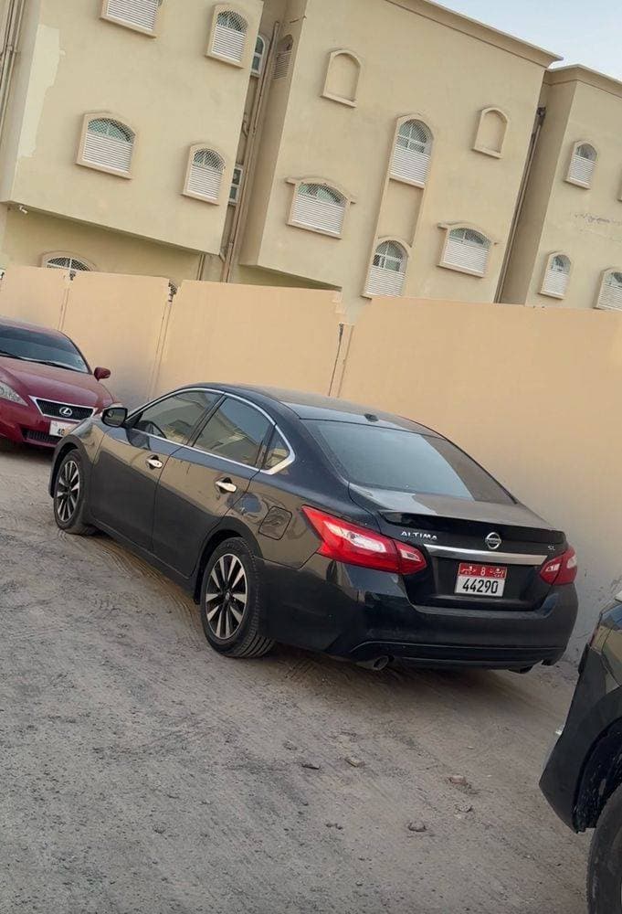 2017 Nissan Altima thumbnail 2