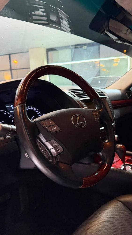2012 Lexus LS460 thumbnail 3