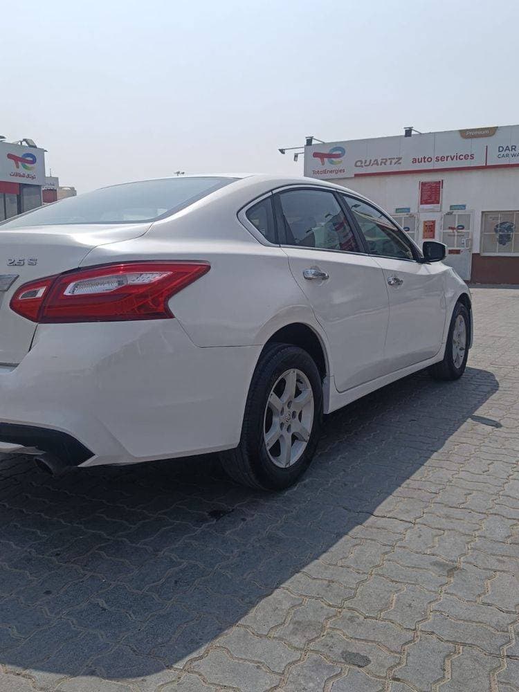 2017 Nissan Altima thumbnail 2