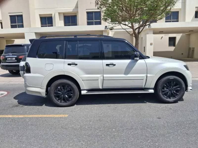 2020 Mitsubishi Pajero thumbnail 3