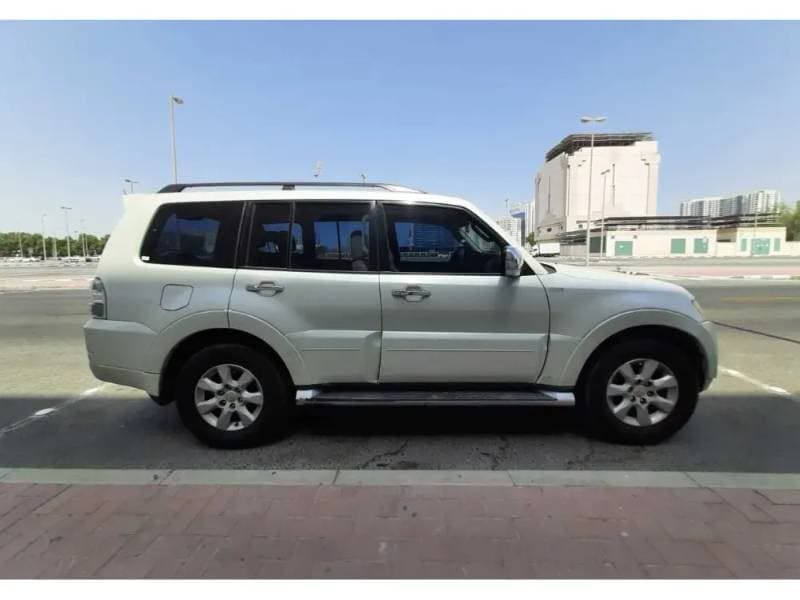 2014 Mitsubishi Pajero thumbnail 3