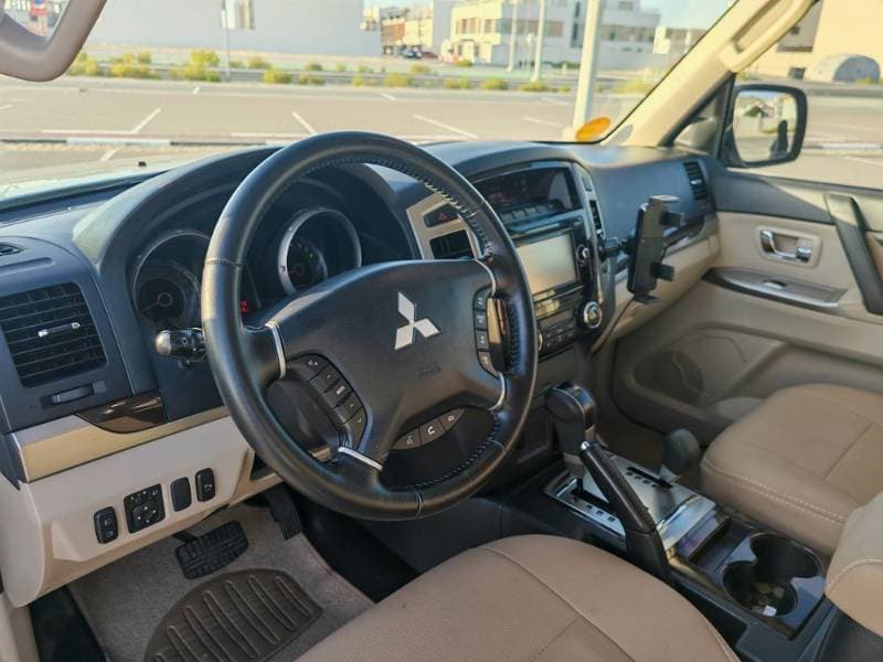 2017 Mitsubishi Pajero thumbnail 5