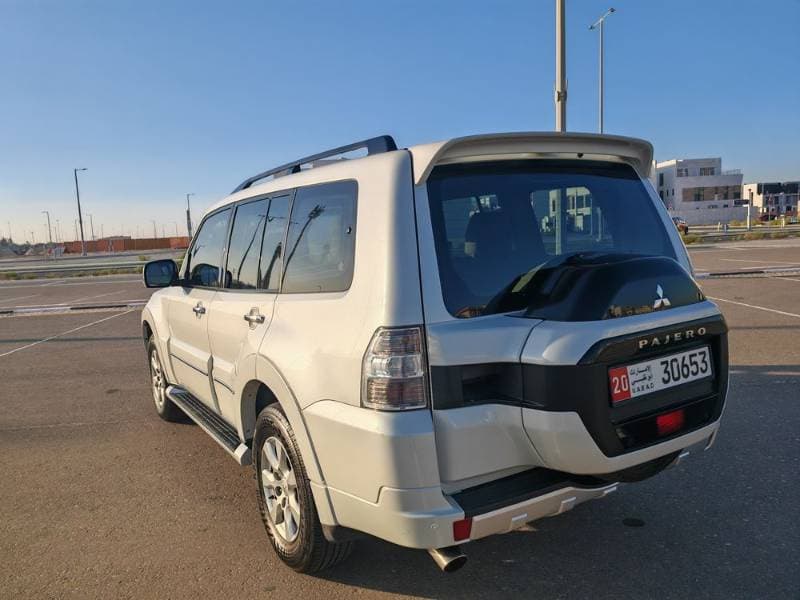 2017 Mitsubishi Pajero thumbnail 3