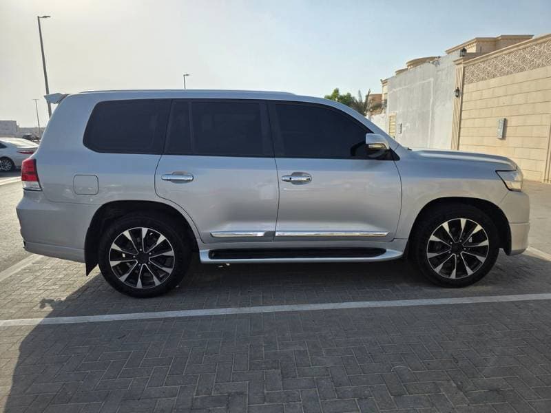 2011 Toyota Land Cruiser thumbnail 3