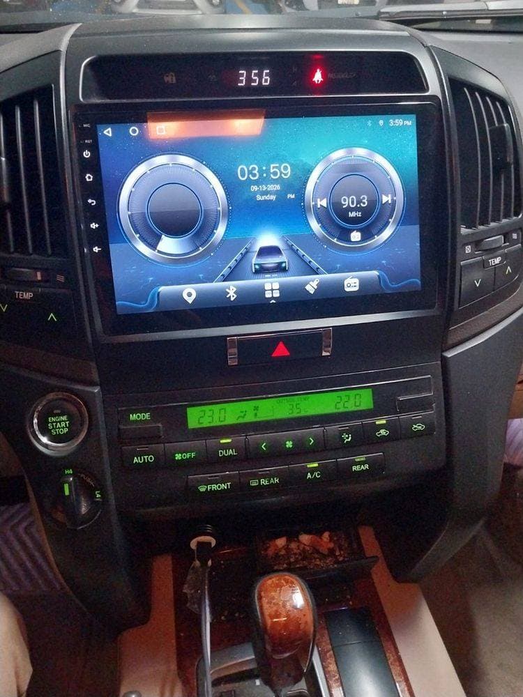 2013 Toyota Land Cruiser thumbnail 3
