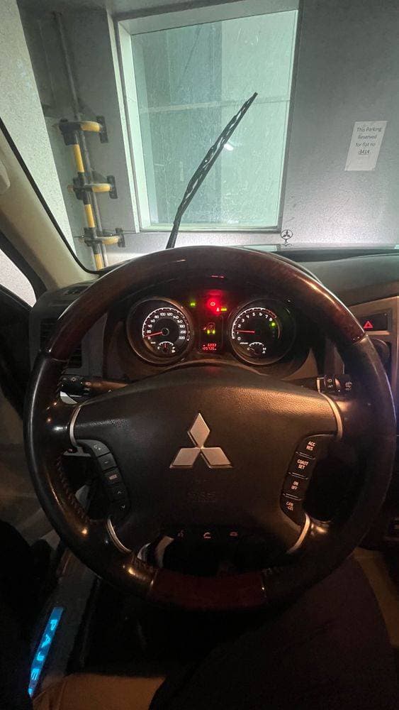 2016 Mitsubishi Pajero thumbnail 4