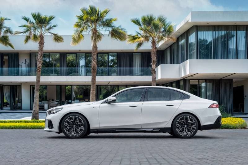 2024 BMW 5 Series thumbnail 2