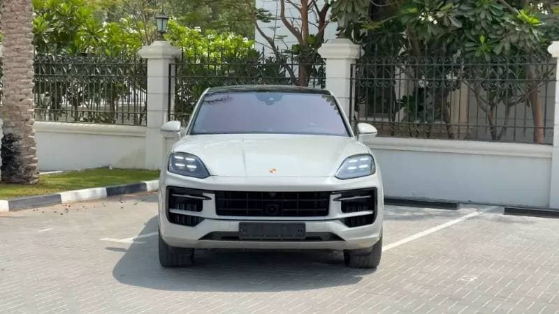 2024 Porsche Cayenne thumbnail 2