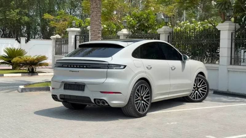2024 Porsche Cayenne thumbnail 8