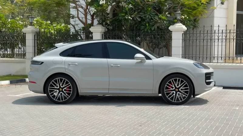 2024 Porsche Cayenne thumbnail 4