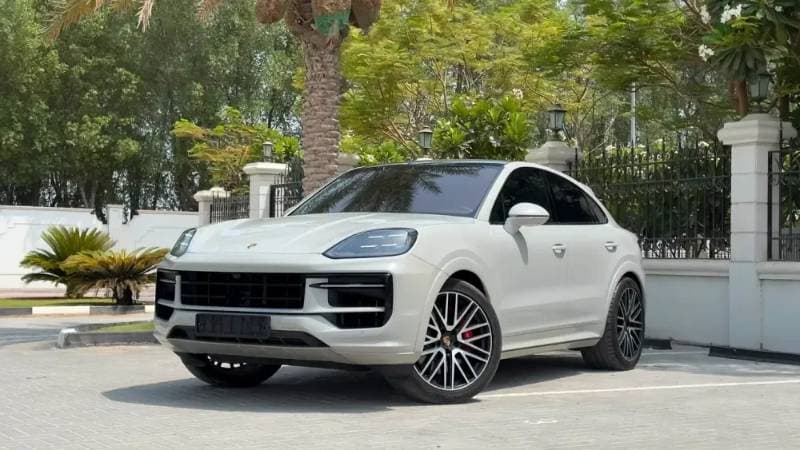 2024 Porsche Cayenne thumbnail 3