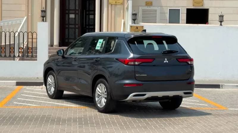 2025 Mitsubishi Outlander thumbnail 6