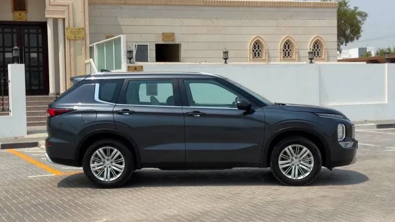 2025 Mitsubishi Outlander thumbnail 4