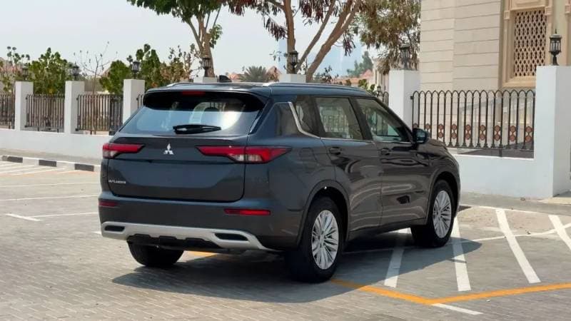 2025 Mitsubishi Outlander thumbnail 8