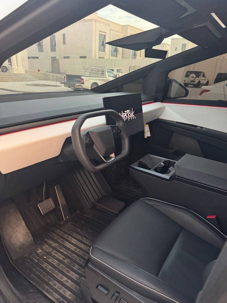2024 Tesla Cybertruck thumbnail 2