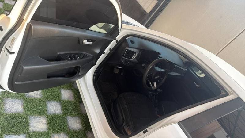 2020 Kia Rio Hatchback thumbnail 3
