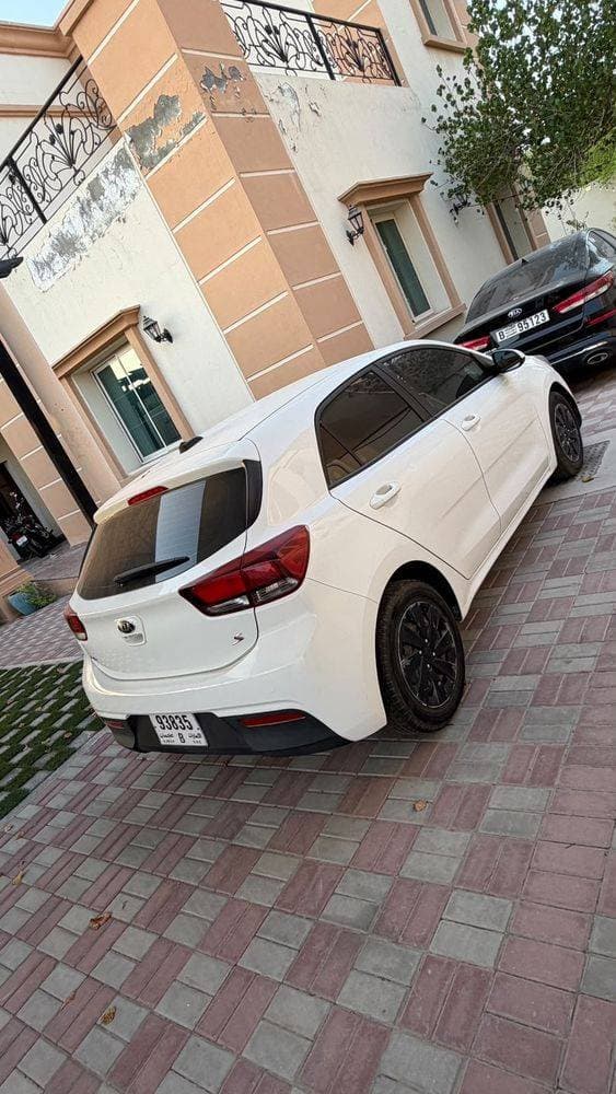 2020 Kia Rio Hatchback thumbnail 2