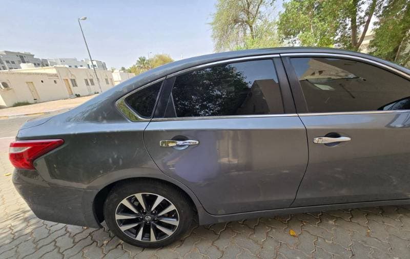2017 Nissan Altima thumbnail 2