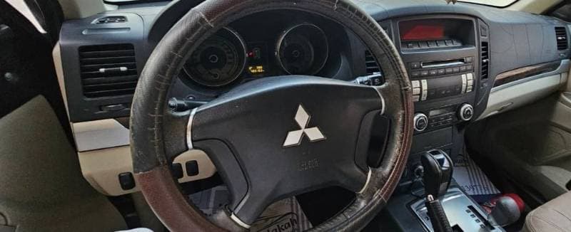 2010 Mitsubishi Pajero thumbnail 5