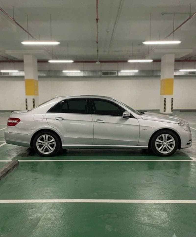 2010 Mercedes-Benz E320 thumbnail 3