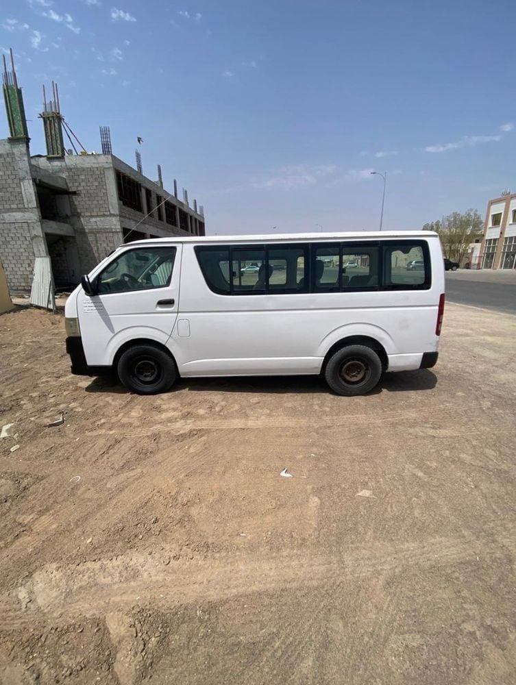 2011 Toyota Hiace thumbnail 3