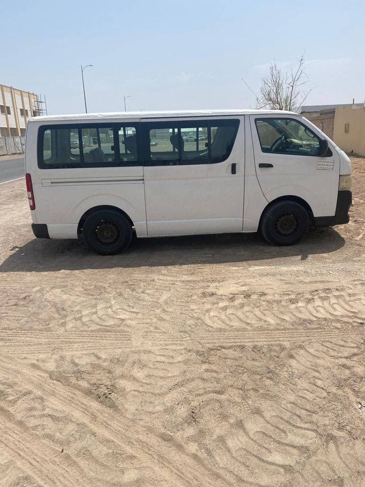 2011 Toyota Hiace thumbnail 4